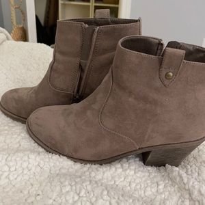 booties, brown